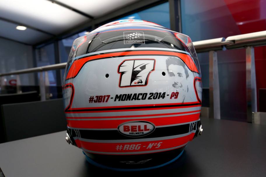 Grosjean ha voluto dedicarlo a Jules Bianchi, 9 nel 2014 nel Principato con la Marussia. Colombo
